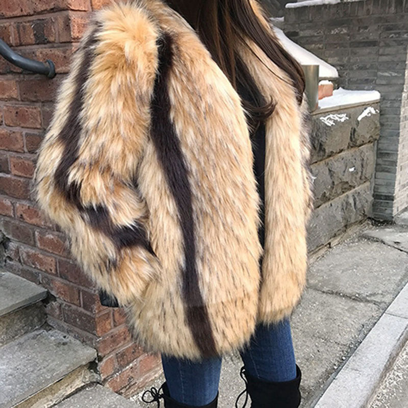 Women's Faux Fur Coat – Modish & Luxurious Winter Essential
